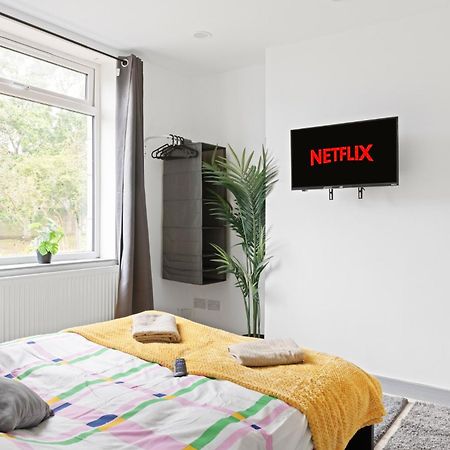 Stanion Luxurious 3 Bedroom Modern House Northamptonshire, Double, Twins, Single, Free Parking, Free Wi-Fi, Pets, Up To 8 Sleeps, 4 Smart Tvs Corby Zewnętrze zdjęcie
