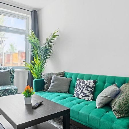 Stanion Luxurious 3 Bedroom Modern House Northamptonshire, Double, Twins, Single, Free Parking, Free Wi-Fi, Pets, Up To 8 Sleeps, 4 Smart Tvs Corby Zewnętrze zdjęcie