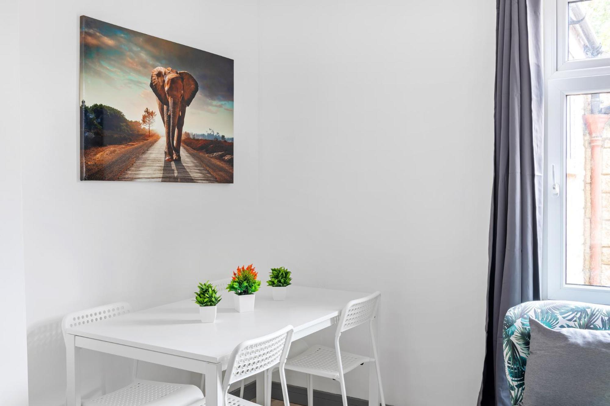 Stanion Luxurious 3 Bedroom Modern House Northamptonshire, Double, Twins, Single, Free Parking, Free Wi-Fi, Pets, Up To 8 Sleeps, 4 Smart Tvs Corby Zewnętrze zdjęcie