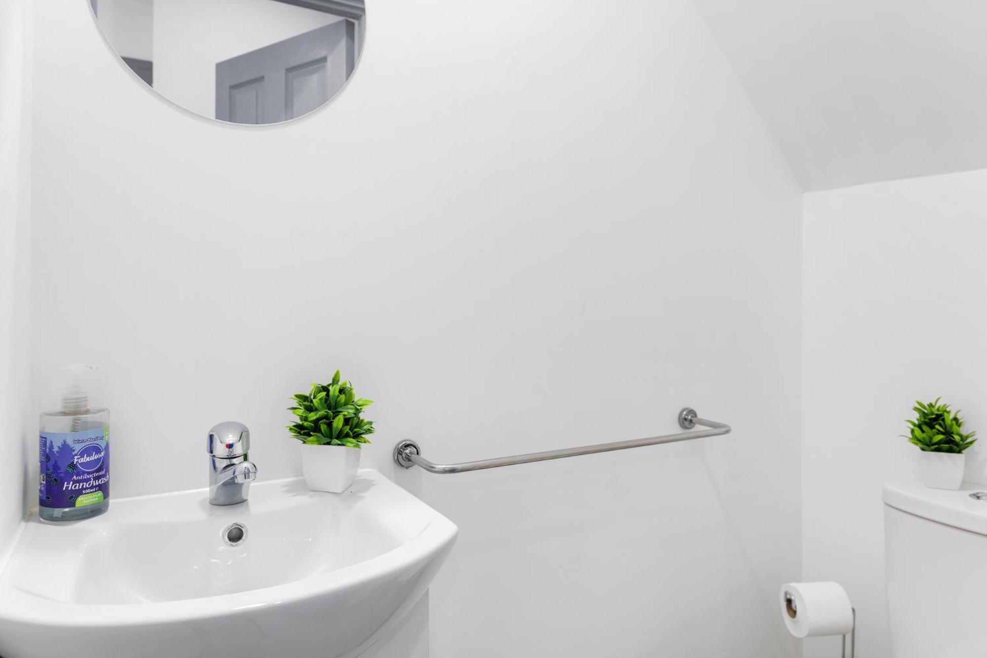 Stanion Luxurious 3 Bedroom Modern House Northamptonshire, Double, Twins, Single, Free Parking, Free Wi-Fi, Pets, Up To 8 Sleeps, 4 Smart Tvs Corby Zewnętrze zdjęcie